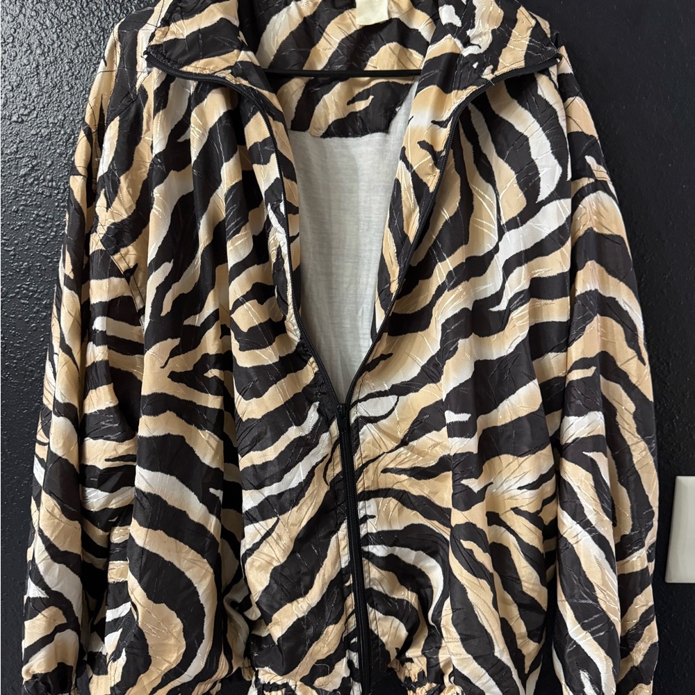 Vintage 90s Women’s Black & Beige Zebra Print windbreaker jacket
